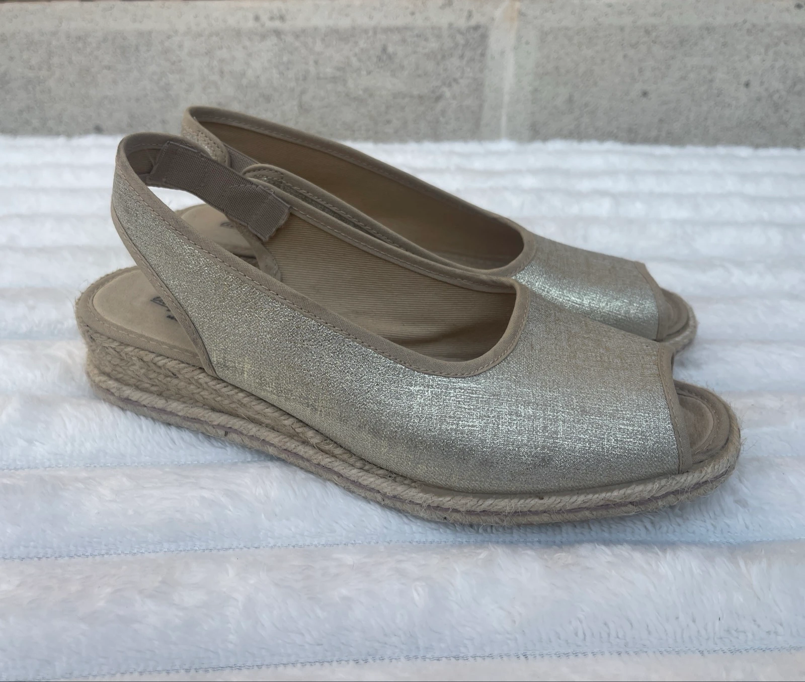 Alpargatas cuña doradas • Amelie by Hess • Talla 38 – photo 4